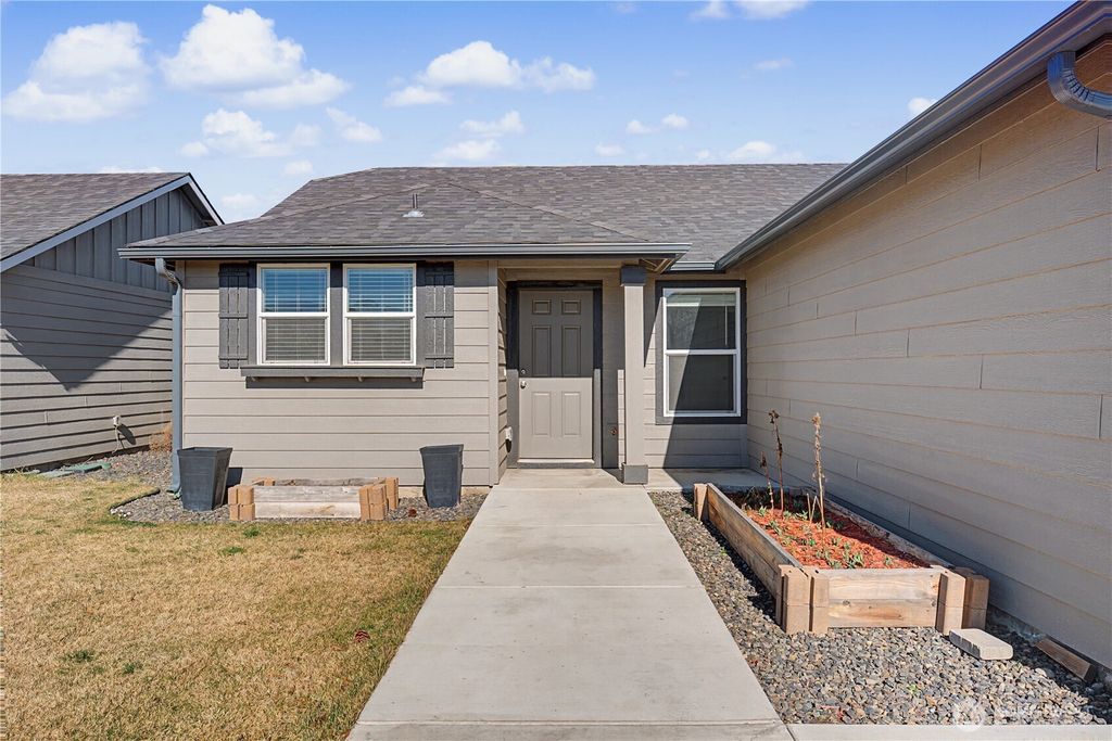 Photo of 1118 W Sequoia Road, Moses Lake, WA 98837 (MLS # 2522840)