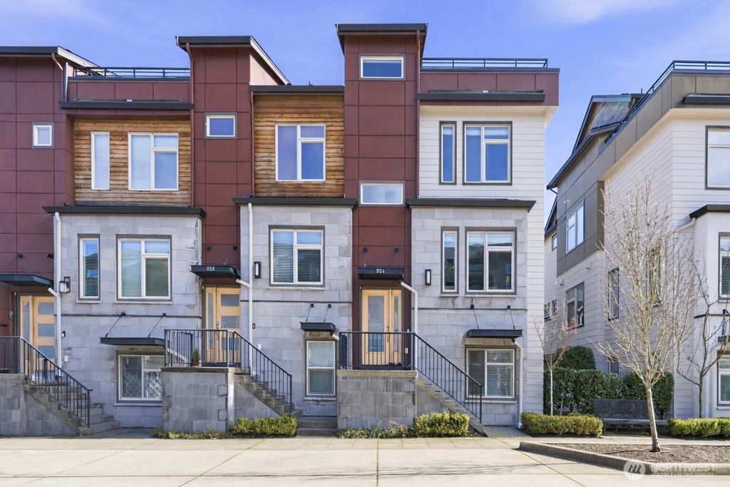 Photo of 924 7th Avenue NE, Issaquah, WA 98029 (MLS # 2485816)