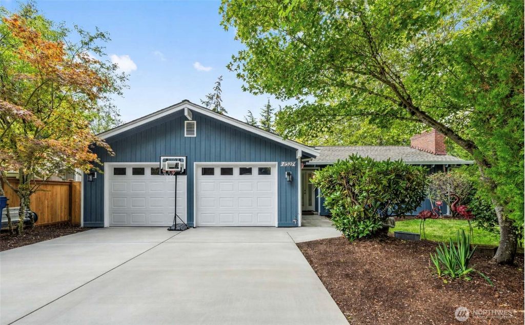 Photo of 11527 113th PL Pl NE, Kirkland, WA 98033 (MLS # 2478075)