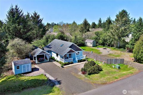 Photo of 635 Island Circle SE, Ocean Shores, WA 98569 (MLS # 2364147)