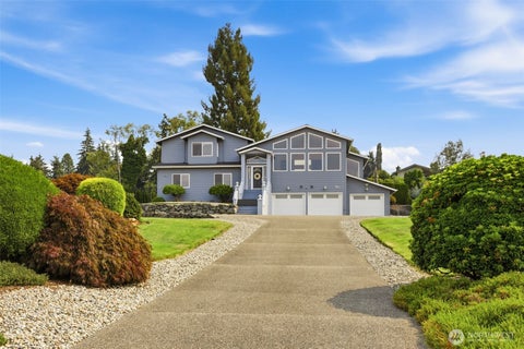 Photo of 921 SW 296th Street, Federal Way, WA 98023 (MLS # 2562814)