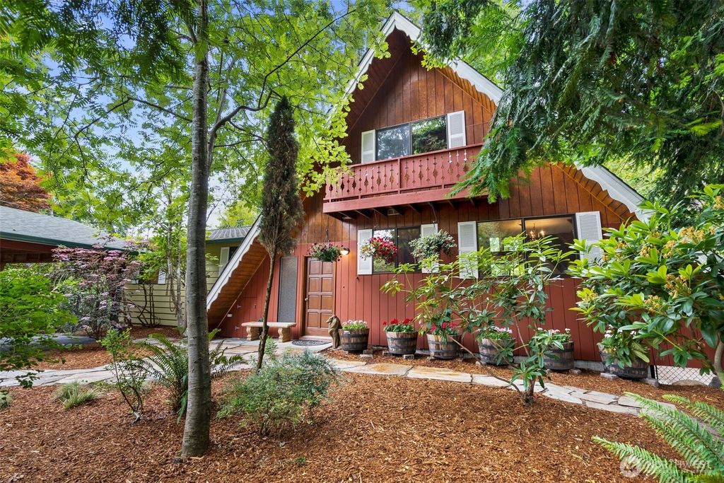 Photo of 18961 Marine View Circle SW, Normandy Park, WA 98166 (MLS # 2445175)