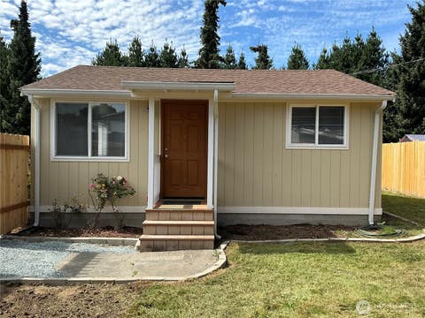 Photo of 325 Hawthorne Street, Burlington, WA 98233 (MLS # 2572237)