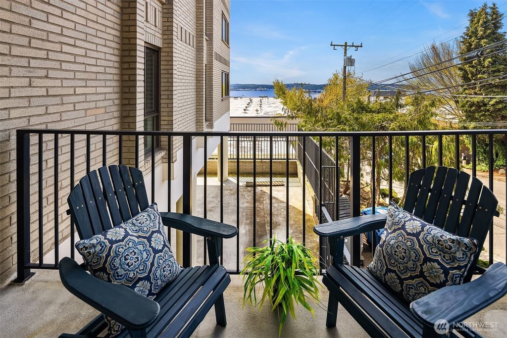 Photo of 7 Highland Drive #101, Seattle, WA 98109 (MLS # 2487038)