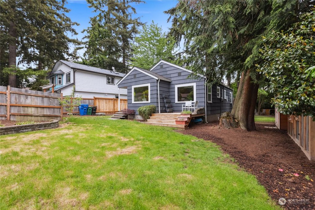 Photo of 11520 Roosevelt Way NE, Seattle, WA 98125 (MLS # 2243998)