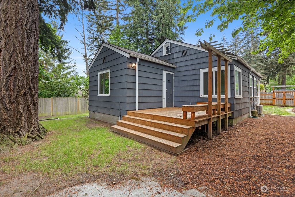 Photo of 11520 Roosevelt Way NE, Seattle, WA 98125 (MLS # 2243998)