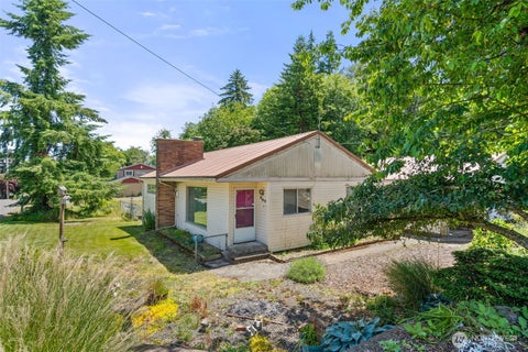 Photo of 905 Peters Street, Raymond, WA 98577 (MLS # 2545408)