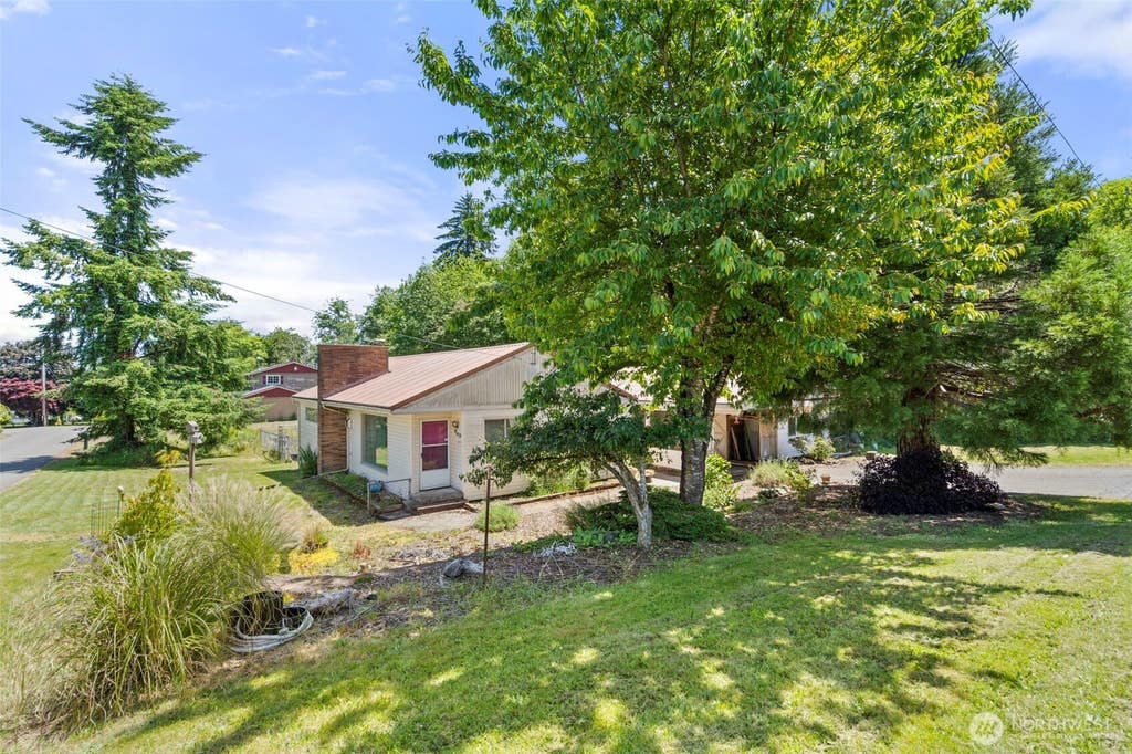 Photo of 905 Peters Street, Raymond, WA 98577 (MLS # 2545408)