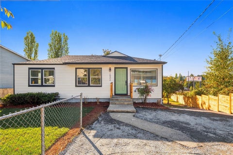 Photo of 16504 20th Avenue W, Lynnwood, WA 98037 (MLS # 2595621)