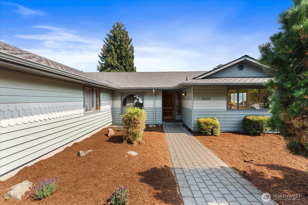Photo of 3920 NE 157th Place, Lake Forest Park, WA 98155 (MLS # 2583544)