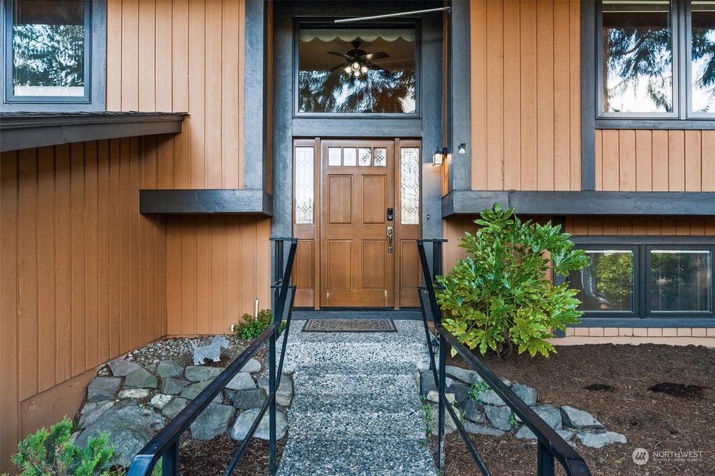 Photo of 8302 NE 121st Place, Kirkland, WA 98034 (MLS # 2058908)