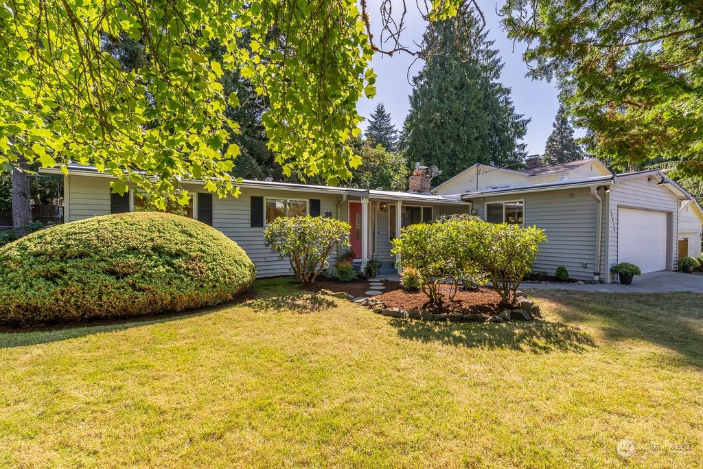 Photo of 20010 32nd Avenue NE, Lake Forest Park, WA 98155 (MLS # 2286742)