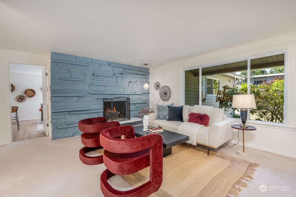 Photo of 20010 32nd Avenue NE, Lake Forest Park, WA 98155 (MLS # 2286742)