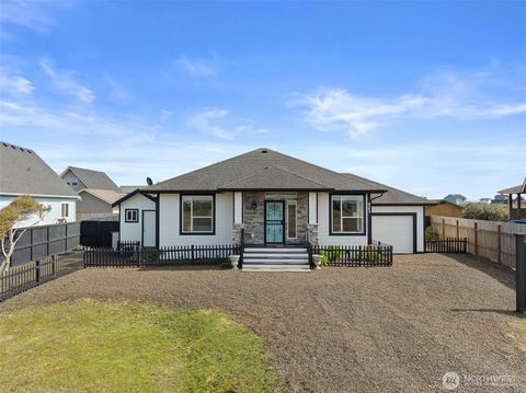 Photo of 423 S Spinnaker Street SW, Ocean Shores, WA 98569 (MLS # 2501369)
