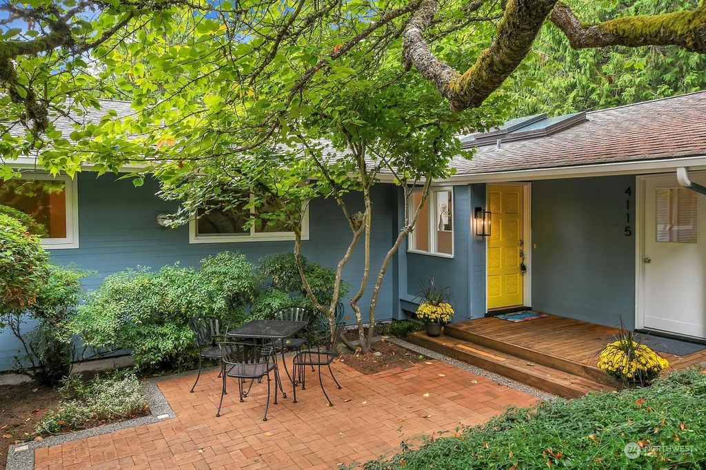 Photo of 4115 80th Avenue SE, Mercer Island, WA 98040 (MLS # 2288961)