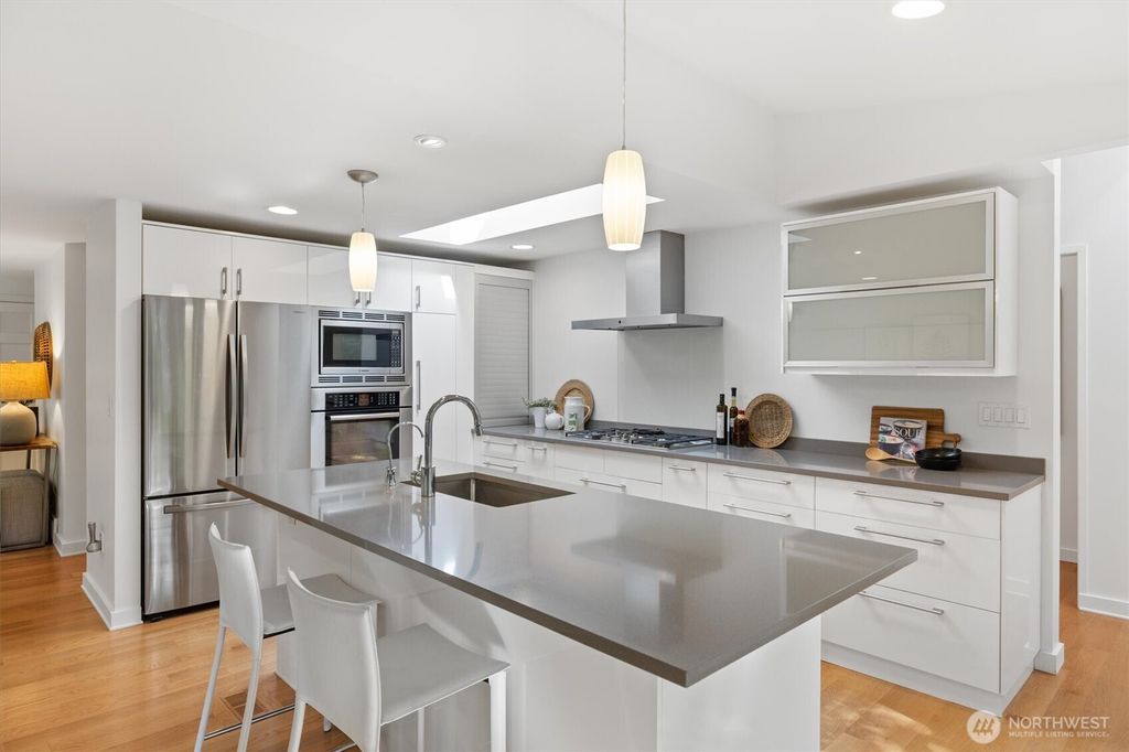 Photo of 5724 59th Avenue NE, Seattle, WA 98105 (MLS # 2371381)