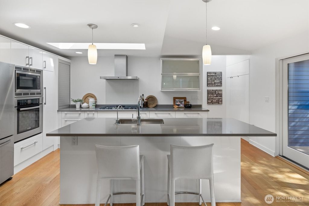 Photo of 5724 59th Avenue NE, Seattle, WA 98105 (MLS # 2371381)