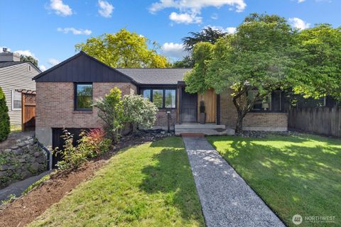Photo of 5724 59th Avenue NE, Seattle, WA 98105 (MLS # 2371381)