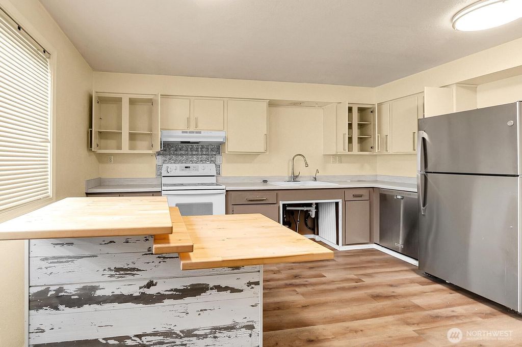 Photo of 19908 47th Avenue NE, Lake Forest Park, WA 98155 (MLS # 2402565)