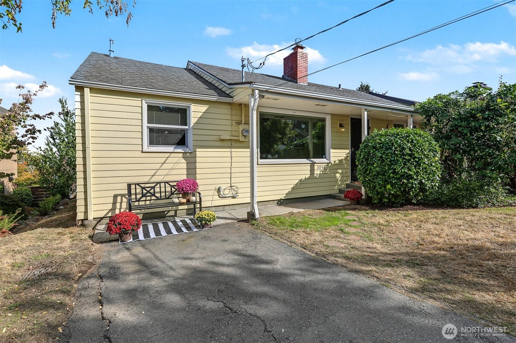Photo of 3046 24th Avenue W, Seattle, WA 98199 (MLS # 2581592)