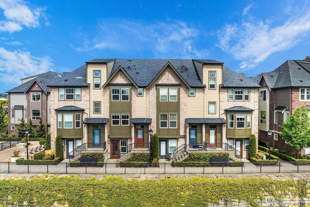 Photo of 1330 Williamsburg Walk NE, Issaquah, WA 98029 (MLS # 2377383)