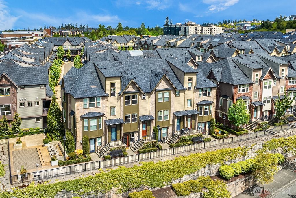 Photo of 1330 Williamsburg Walk NE, Issaquah, WA 98029 (MLS # 2377383)