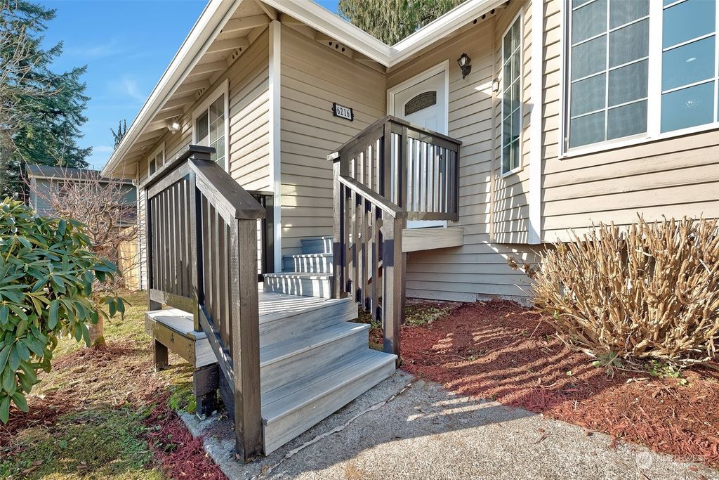 Photo of 6216 Fleming St St, Everett, WA 98203 (MLS # 2207150)