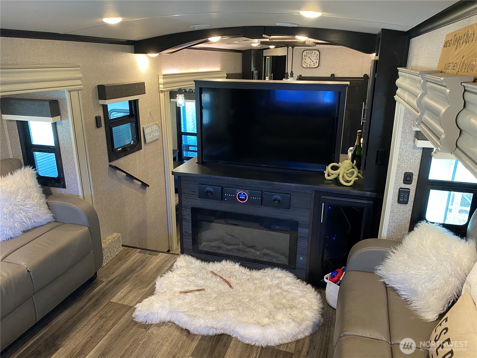 132 Victoria Loop NE