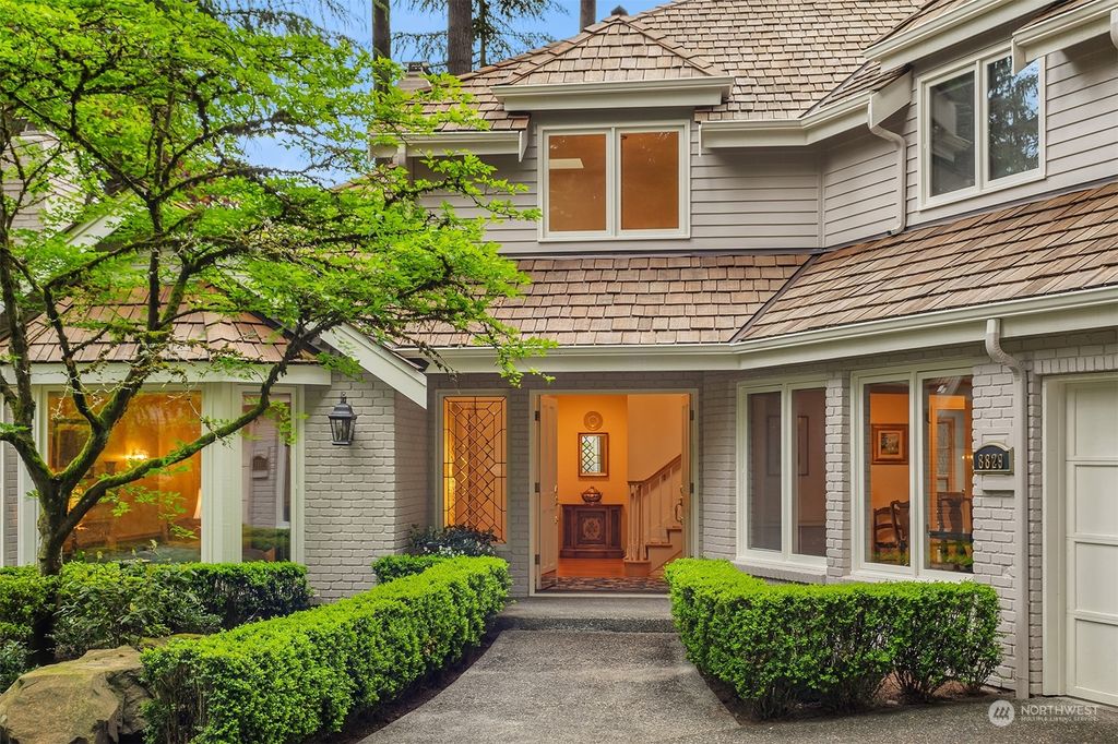 Photo of 8829 SE 77th Place, Mercer Island, WA 98040 (MLS # 2226770)