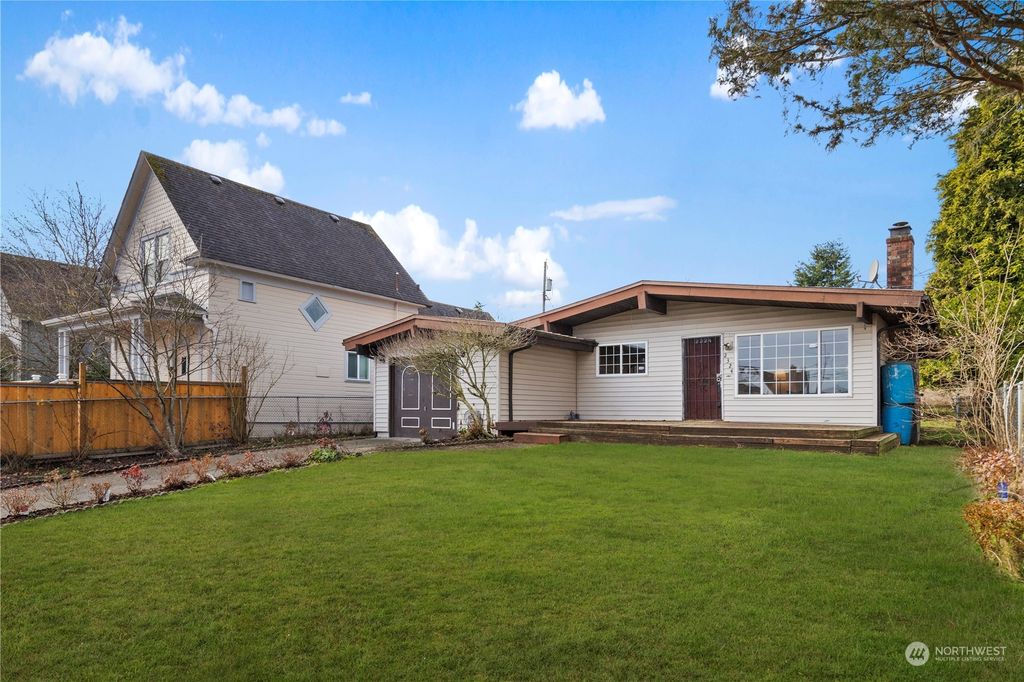 Photo of 2324 Oakes Avenue, Everett, WA 98201 (MLS # 2025075)