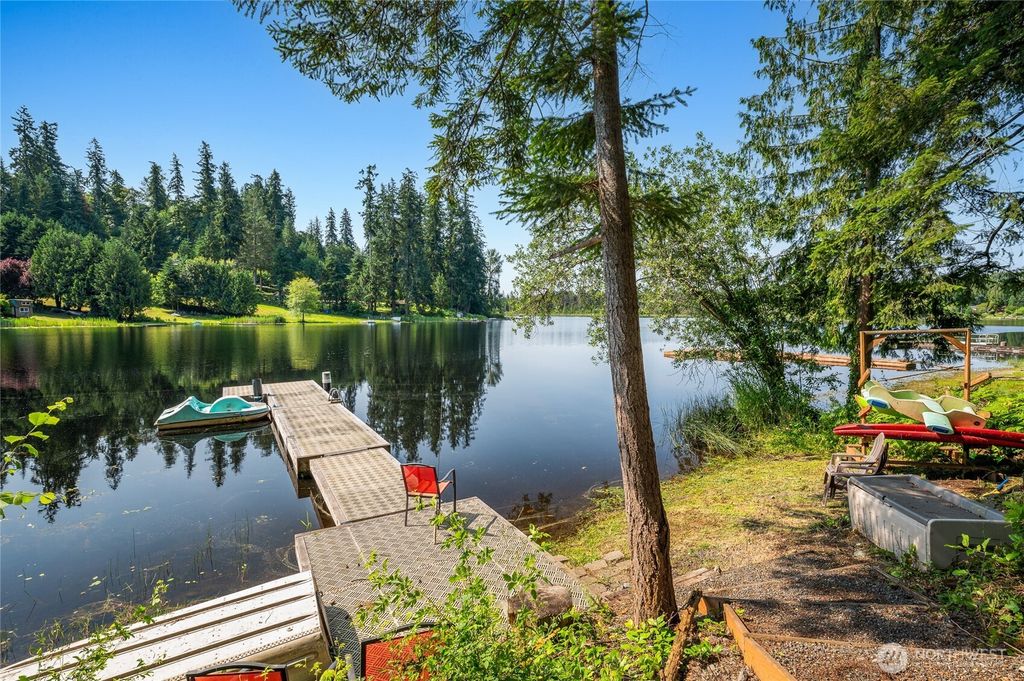 Photo of 17858 W Spring Lake Drive SE, Renton, WA 98058 (MLS # 2396628)