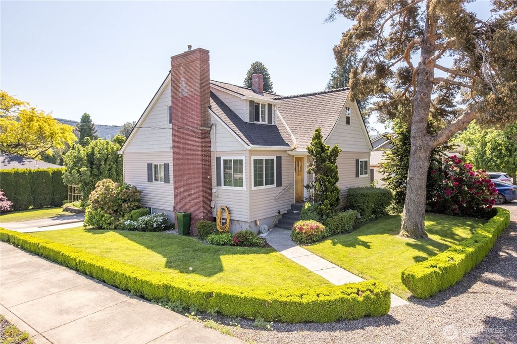 Photo of 412 Kirby Avenue SE, Castle Rock, WA 98611 (MLS # 2496224)