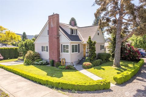 Photo of 412 Kirby Avenue SE, Castle Rock, WA 98611 (MLS # 2496224)