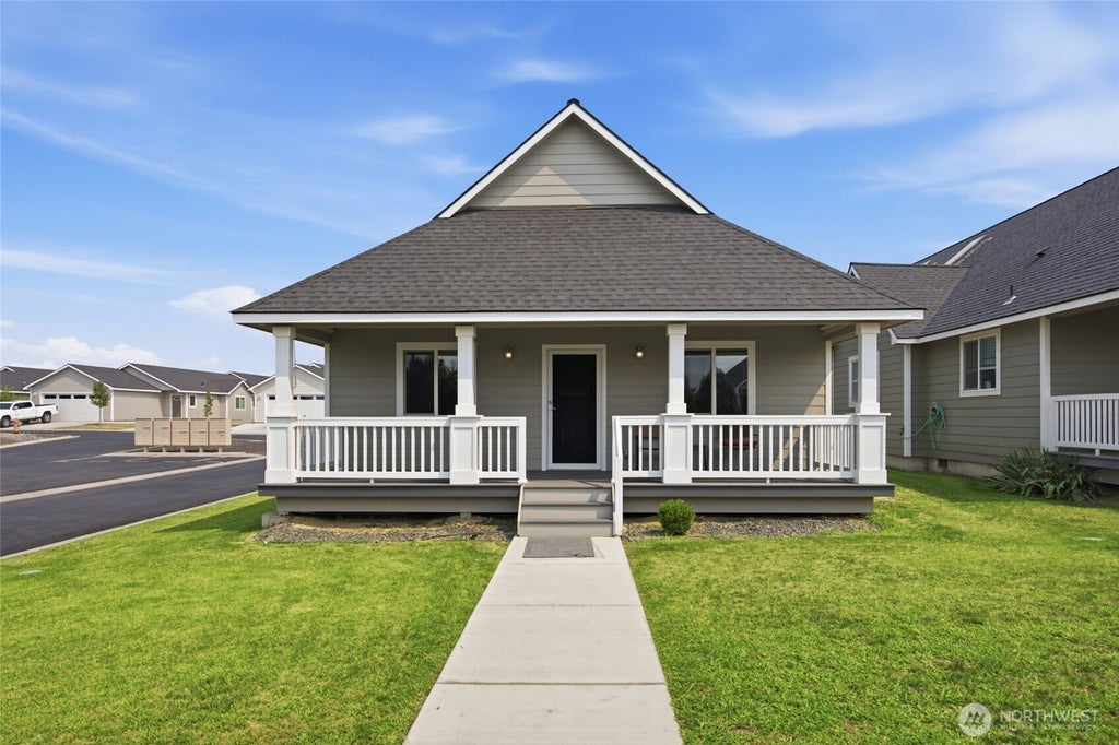 Photo of 123 E 9th Avenue #8, Moses Lake, WA 98837 (MLS # 2592439)