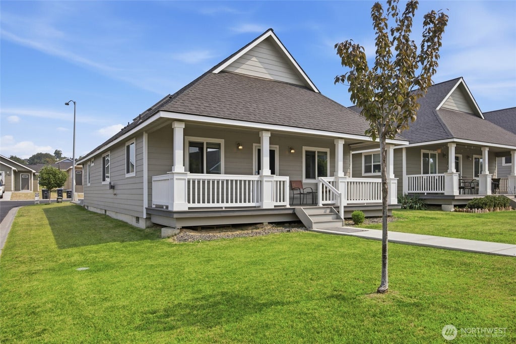 Photo of 123 E 9th Avenue #8, Moses Lake, WA 98837 (MLS # 2592439)