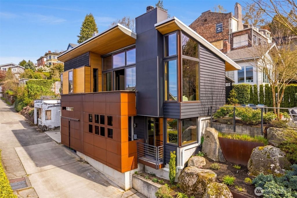 Photo of 810 W Lee St, Seattle, WA 98119 (MLS # 2493932)