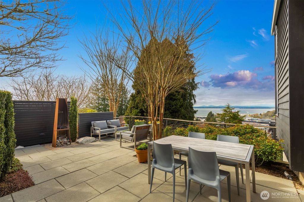 Photo of 810 W Lee St, Seattle, WA 98119 (MLS # 2493932)