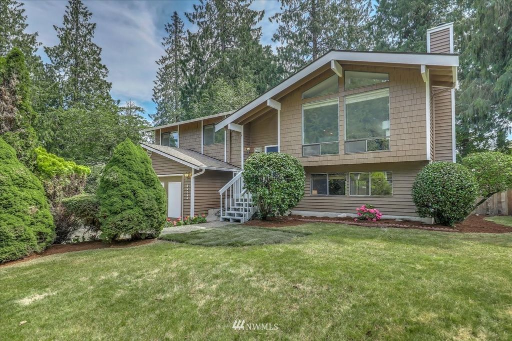 Photo of 22423 NE 12th Court, Sammamish, WA 98074 (MLS # 1973626)