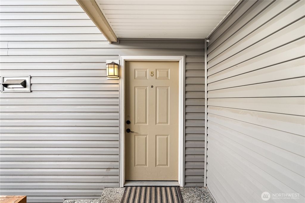 Photo of 1304 Chestnut Street #5, Everett, WA 98201 (MLS # 2434634)