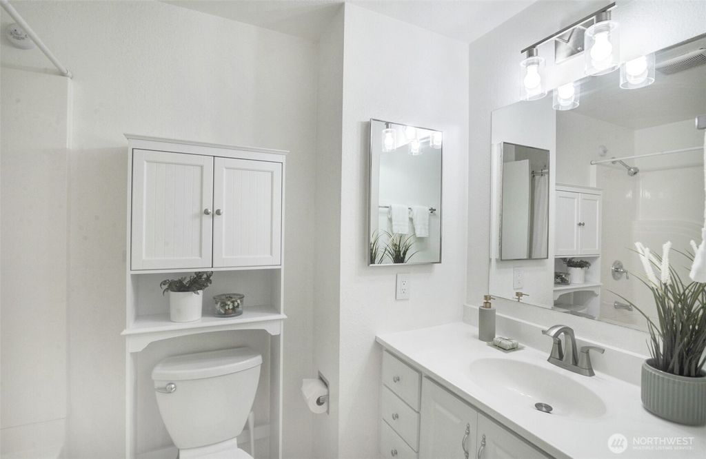 Photo of 5512 NE 204 Street, Lake Forest Park, WA 98155 (MLS # 2551957)
