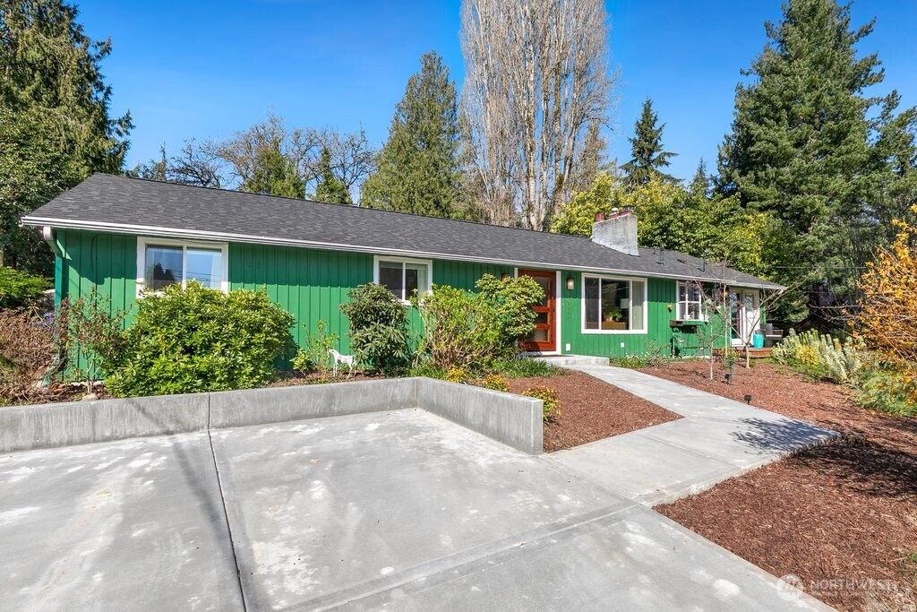 Photo of 16533 34th Avenue NE, Lake Forest Park, WA 98155 (MLS # 2503432)