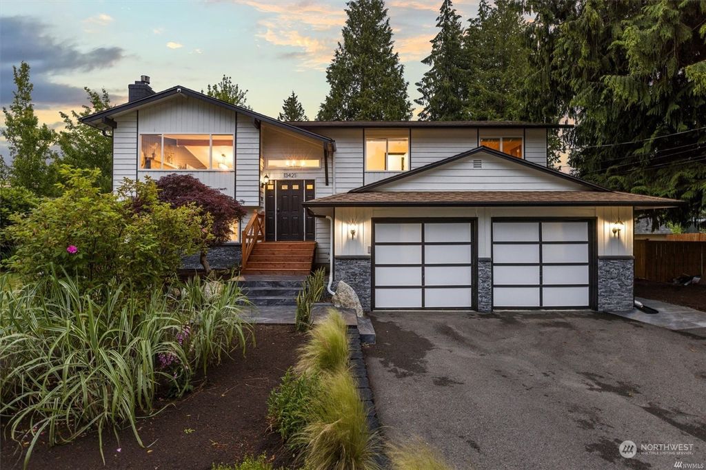 Photo of 13421 Beverly Park Road, Lynnwood, WA 98087 (MLS # 2055934)