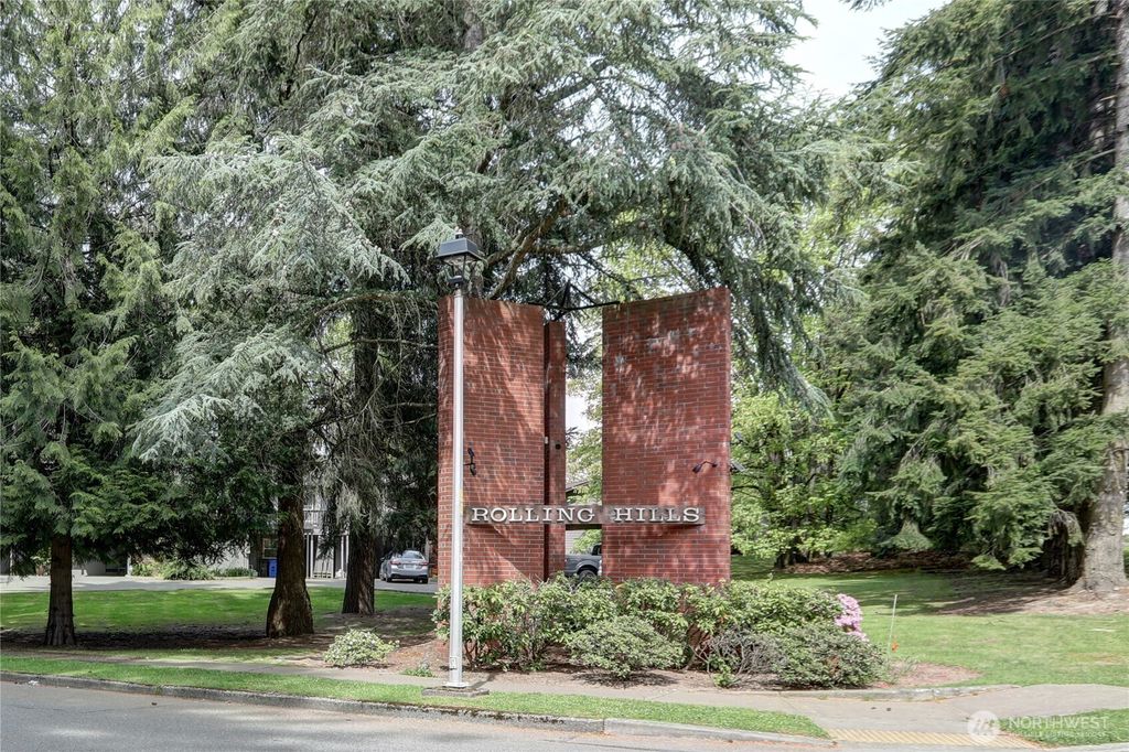 Photo of 2002 SE 16th Court, Renton, WA 98055 (MLS # 2352365)