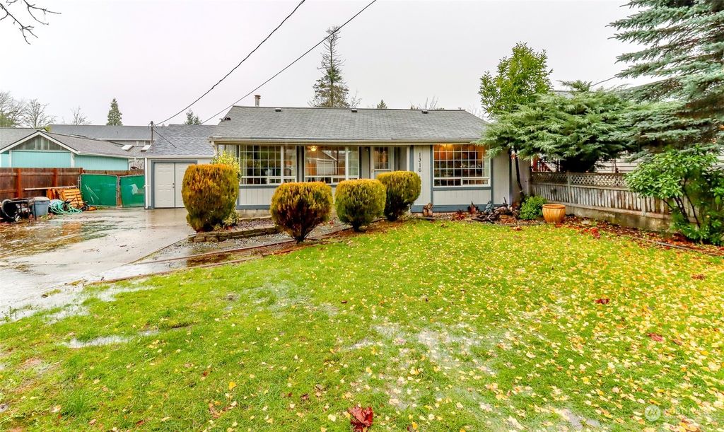 Photo of 1316 S 279th Street, Des Moines, WA 98198 (MLS # 2184376)