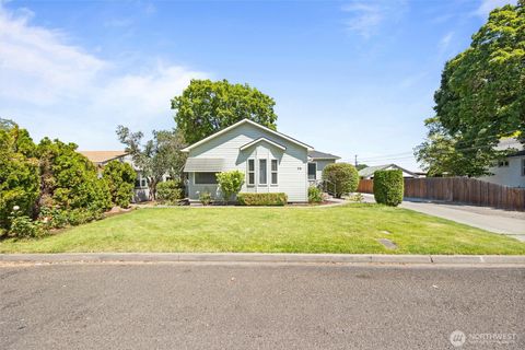 Photo of 26 SW 13TH ST, College Place, WA 99324 (MLS # 2554065)
