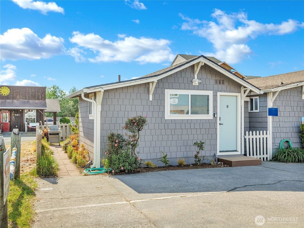 Photo of 105 Ocean Beach Boulevard S #8, Long Beach, WA 98631 (MLS # 2526040)