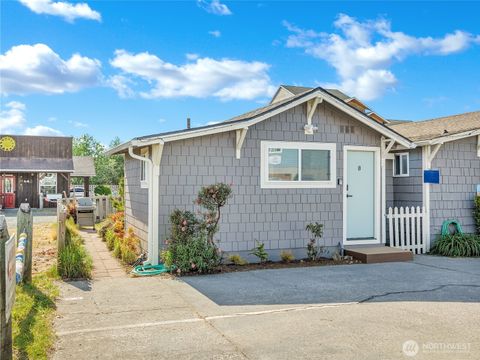 Photo of 105 Ocean Beach Boulevard S #8, Long Beach, WA 98631 (MLS # 2526040)