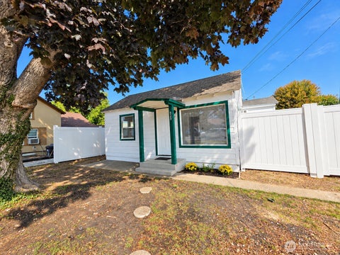 Photo of 525 Ross Avenue, Wenatchee, WA 98801 (MLS # 2585886)
