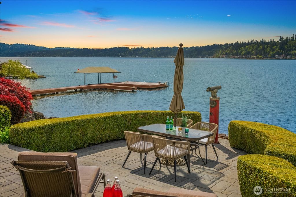 Photo of 1815 E Lake Sammamish Pkwy Pkwy NE, Sammamish, WA 98074 (MLS # 2353119)