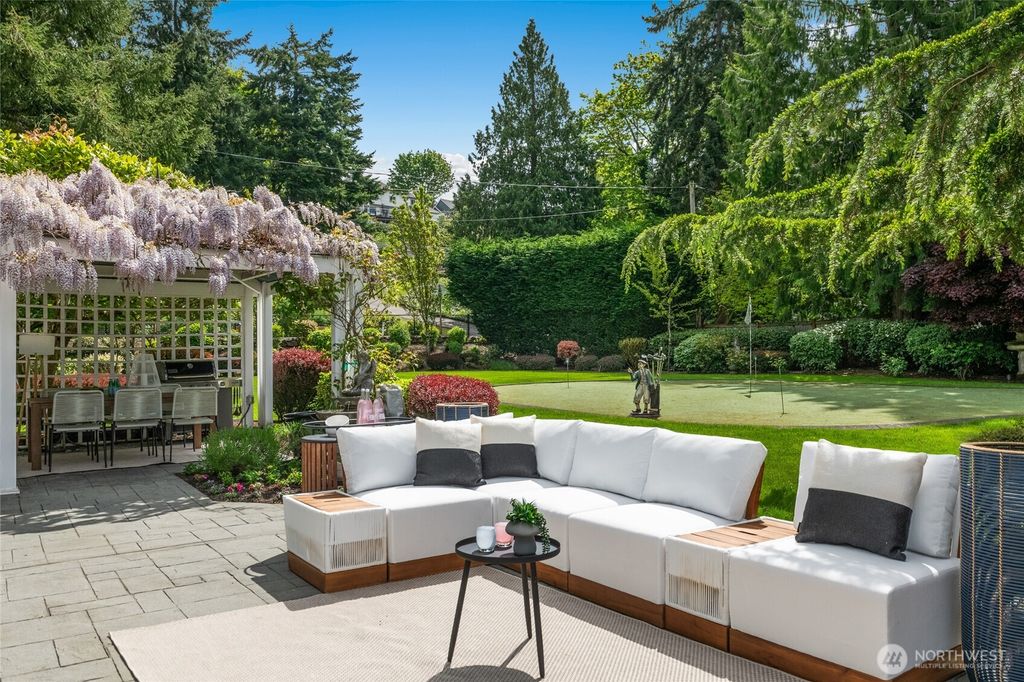 Photo of 1815 E Lake Sammamish Pkwy Pkwy NE, Sammamish, WA 98074 (MLS # 2353119)